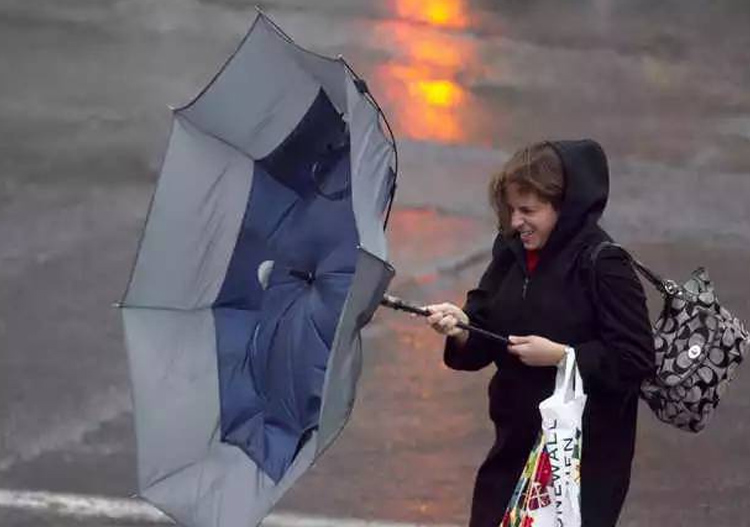 能抗12级台风的雨伞