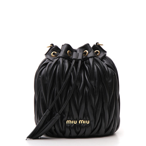 miu miu/缪缪 19年秋冬 matelasse系列 水桶包 女性 皱褶 logo 单肩包