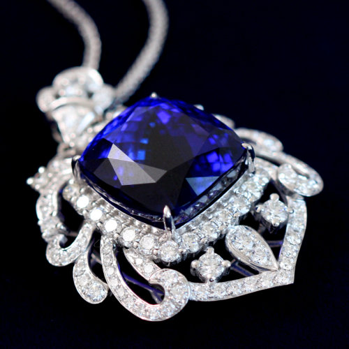 binmei/缤纷美饰 18k金坦桑石吊坠 坦桑石重约28ct(赠18k金项链 附