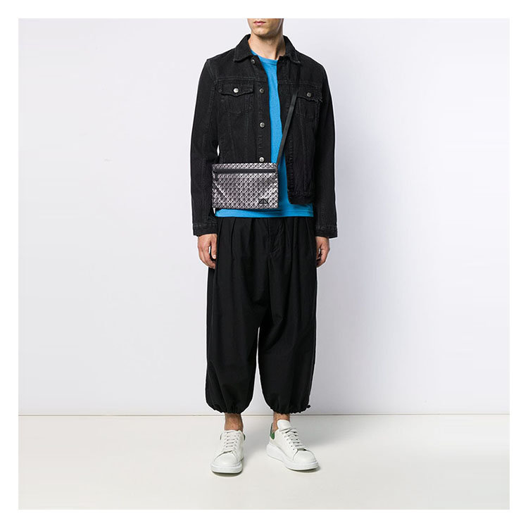 issey miyake/三宅一生 19年秋冬 男包 包包 男性 银色 单肩包 bb99ag