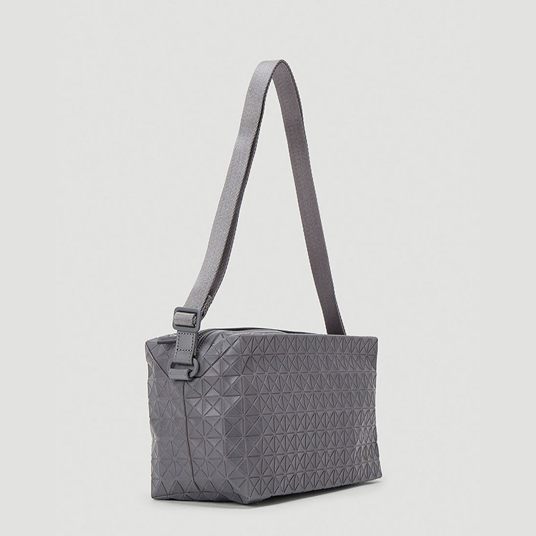 issey miyake/三宅一生 21年春夏 男包 男性 灰色 斜挎包 bb17ag751