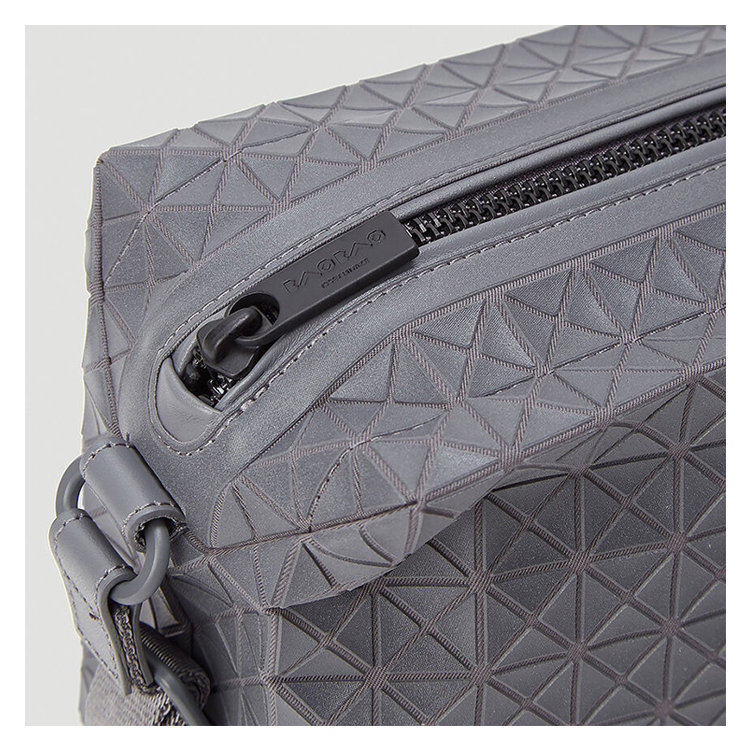 issey miyake/三宅一生 21年春夏 男包 男性 灰色 斜挎包 bb17ag751