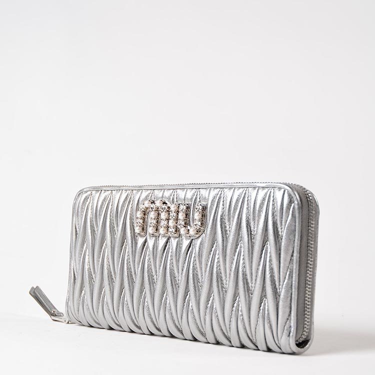 缪缪/miumiu 18年春夏 女士 logo 褶皱 银色 单肩包 5ml506.